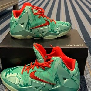 LEBRON XI CHRISTMAS (GS)- SIZE 7Y